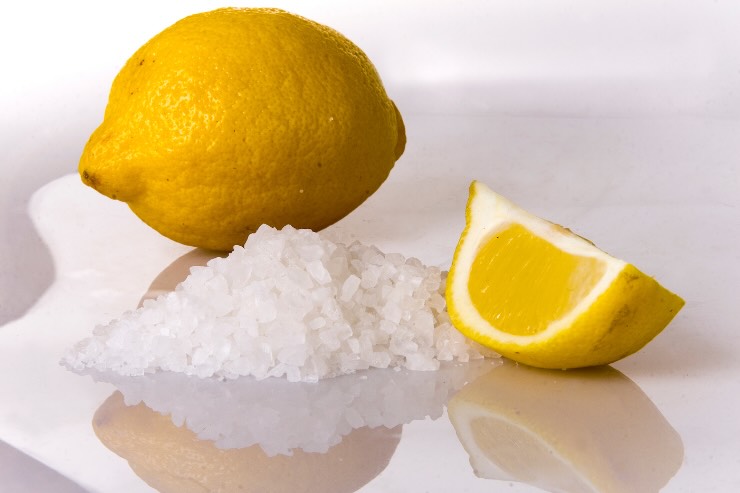 sale, limone intero e metà limone