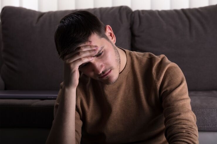 Ragazzo mano sulla fronte, affranto
