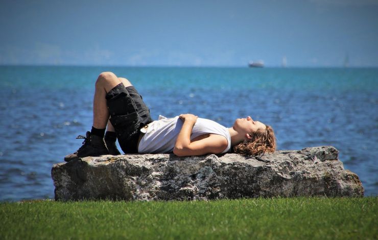 donna prende sole mare