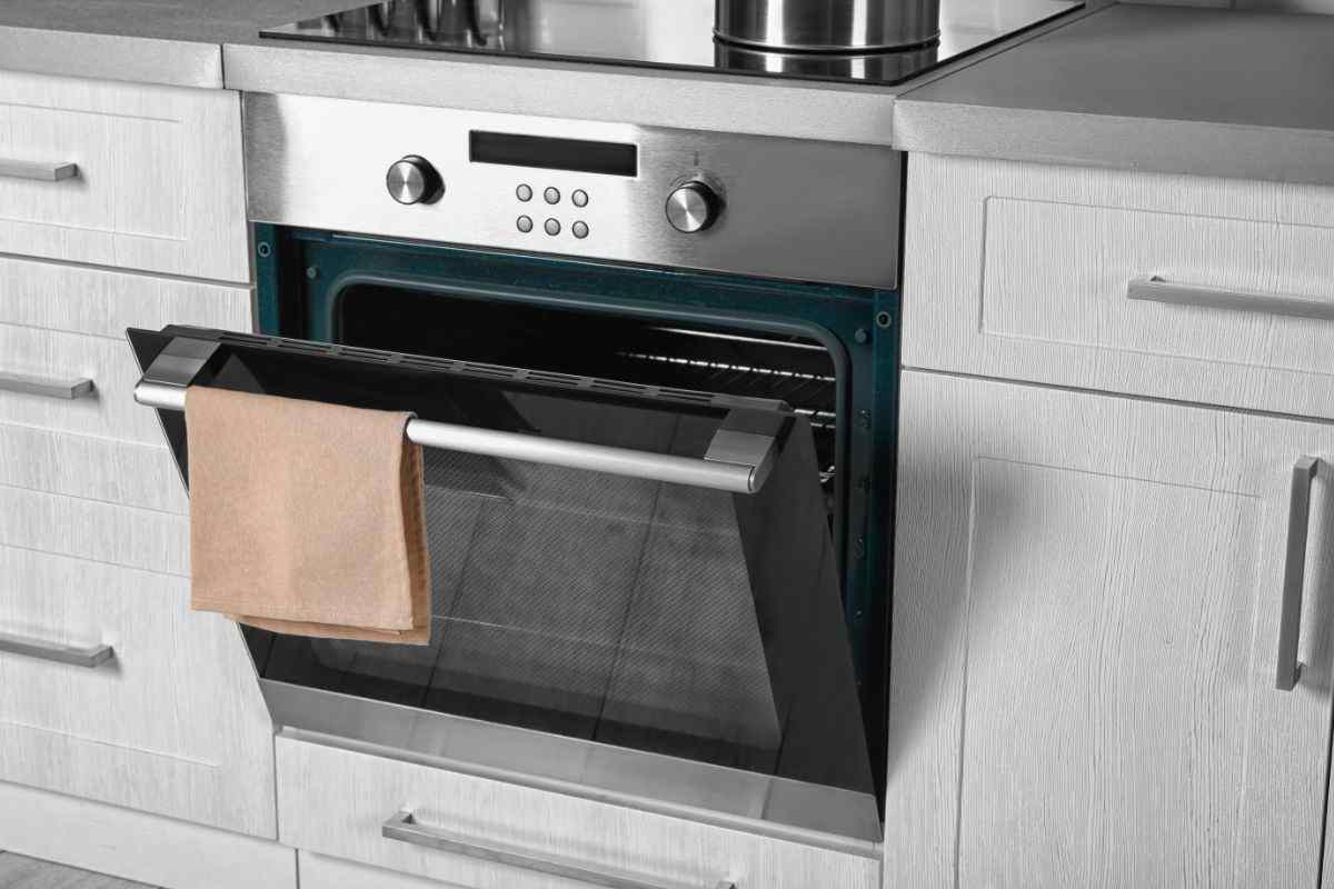 strofinaccio appeso al forno