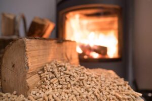 una stufa a pellet in funzione e del pellet in primo piano