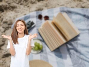 telo da mare poggiato sulla sabbia e donna soddisfatta