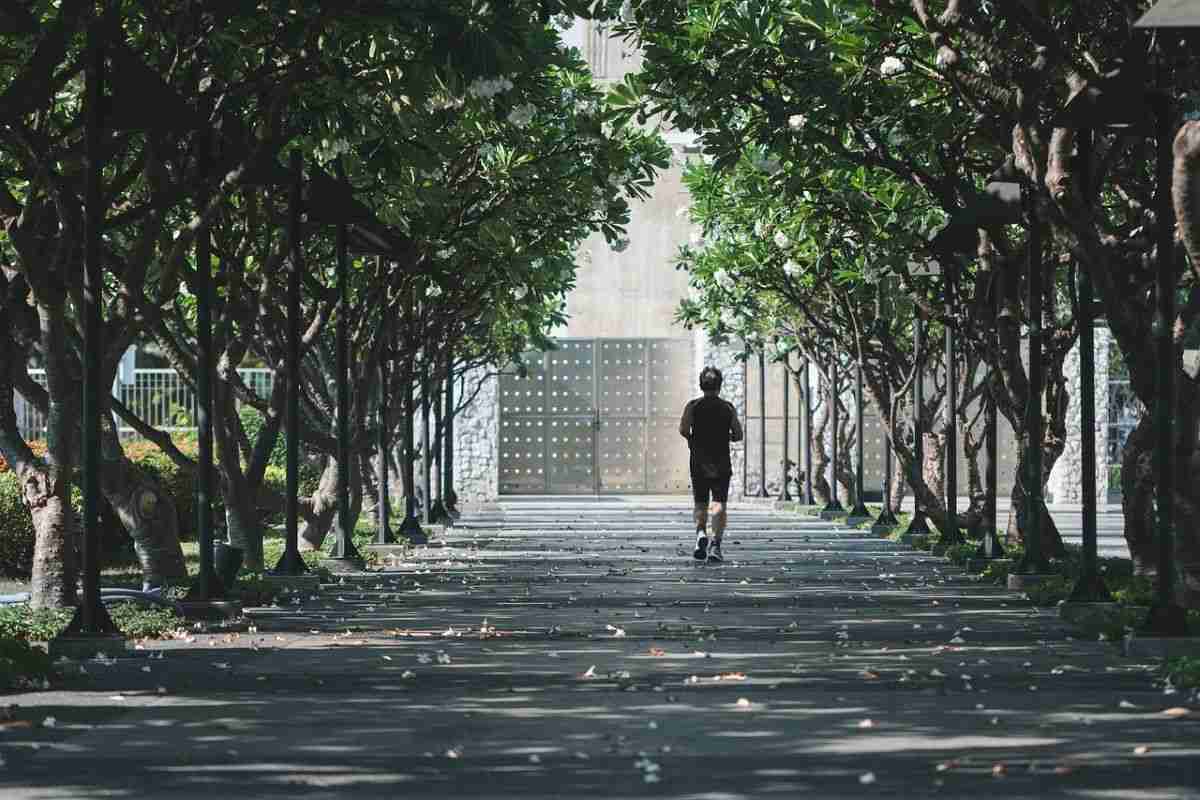 uomo corsa camminata