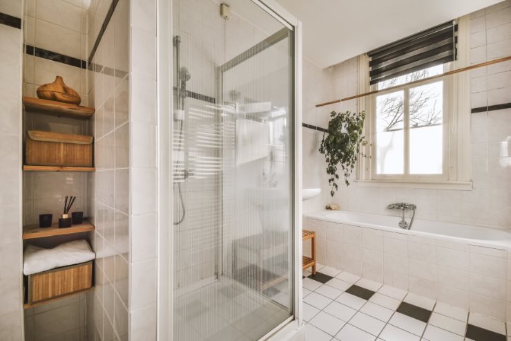 bagno bianco con doccia in vetro