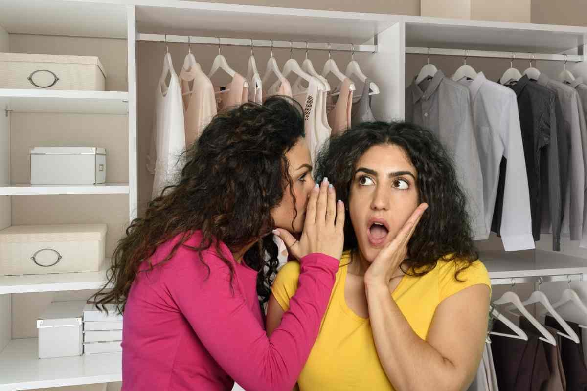 Parlare all'orecchio e armadio