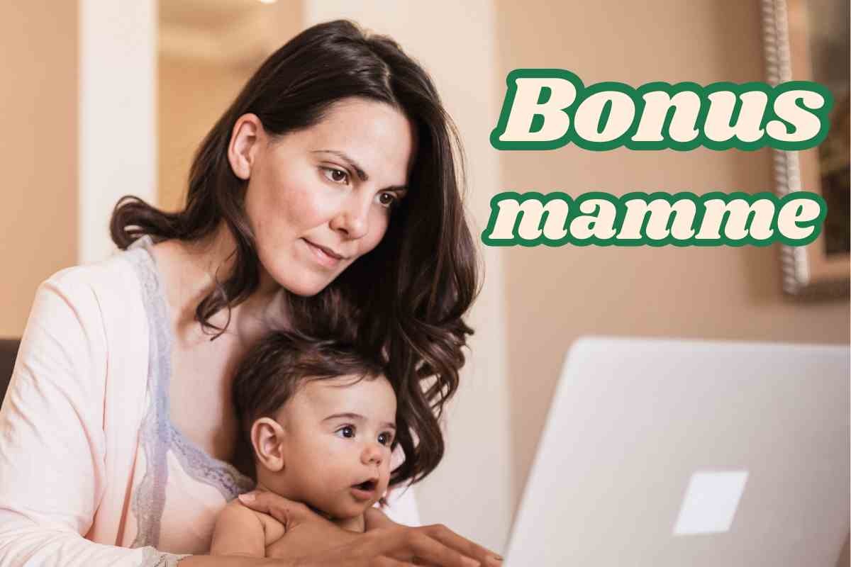 Mamma e figlia al pc