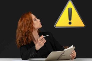 Donna perplessa e simbolo attenzione