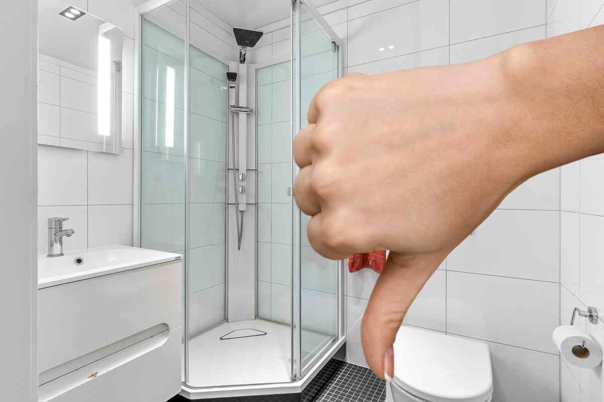Bagno e pollice in giù