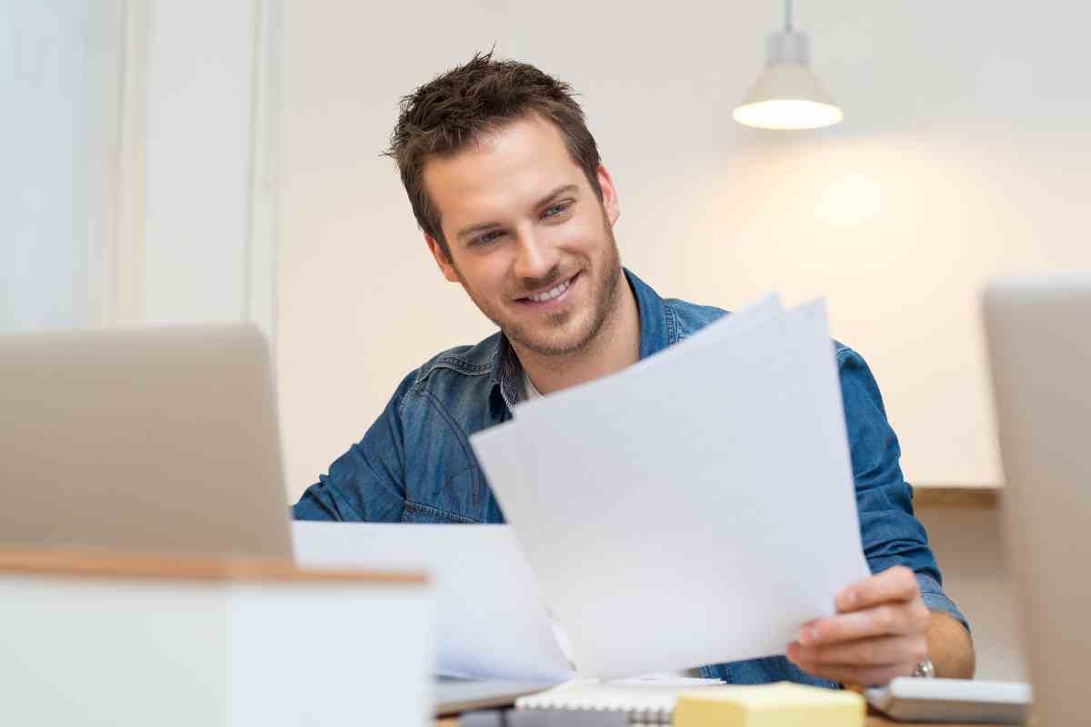 Uomo legge documento