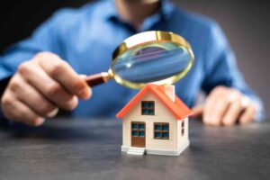Lente di ingrandimento e casa