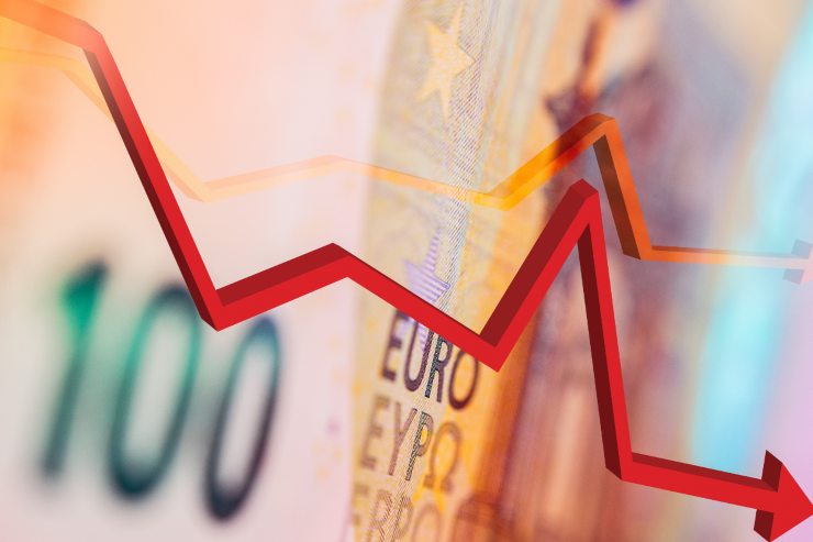 grafico in negativo con sfondo una foto di una banconota da 100 euro