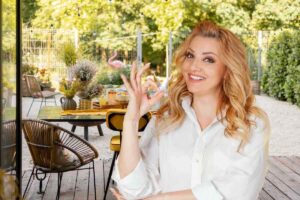 Ragazza e balcone arredato