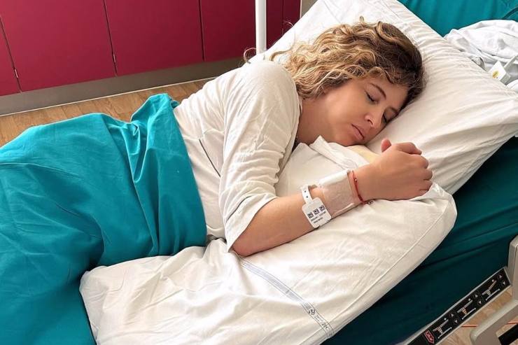 Una foto di Francesca Ferragni su un letto di ospedale che riposa dopo il parto