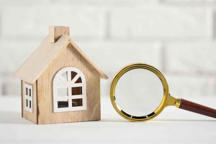 Casa e lente di ingrandimento