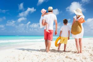 famiglia di spalle sulla spiaggia