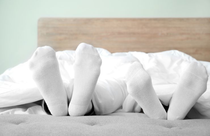 due ragazzi che stanno a letto con i calzini