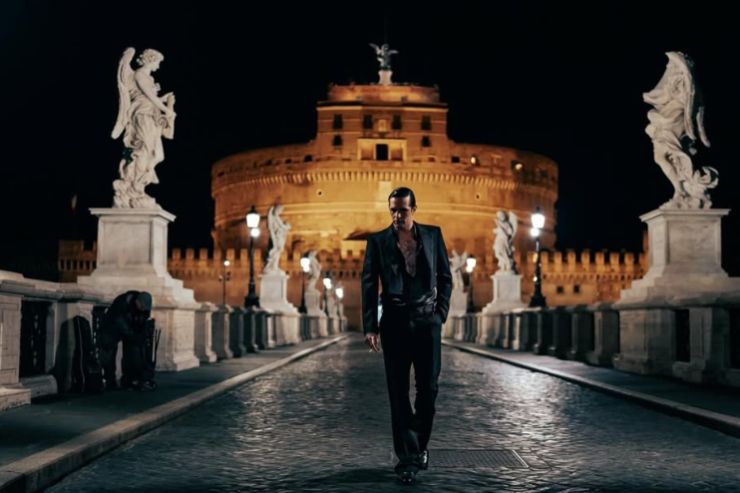 una foto di Achille lauro su Ponte Sant'Angelo a Roma.
