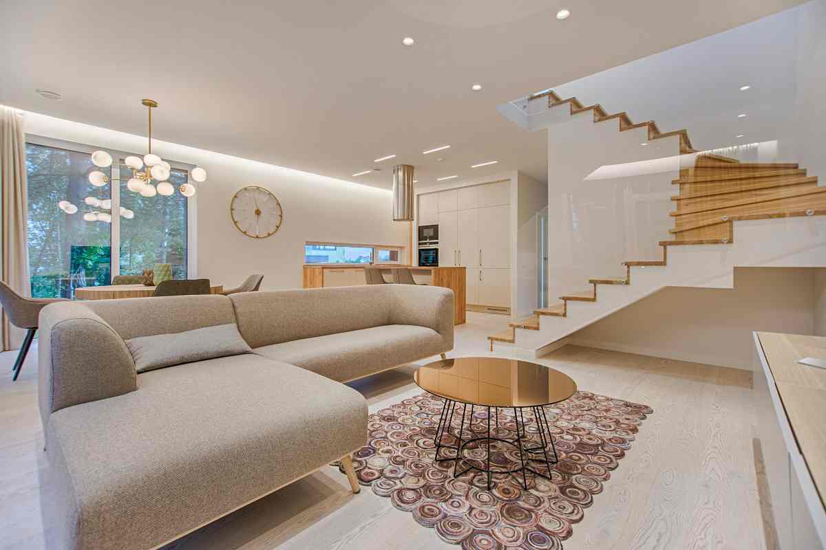 Soggiorno elegante con divano, tavolo e tappeto