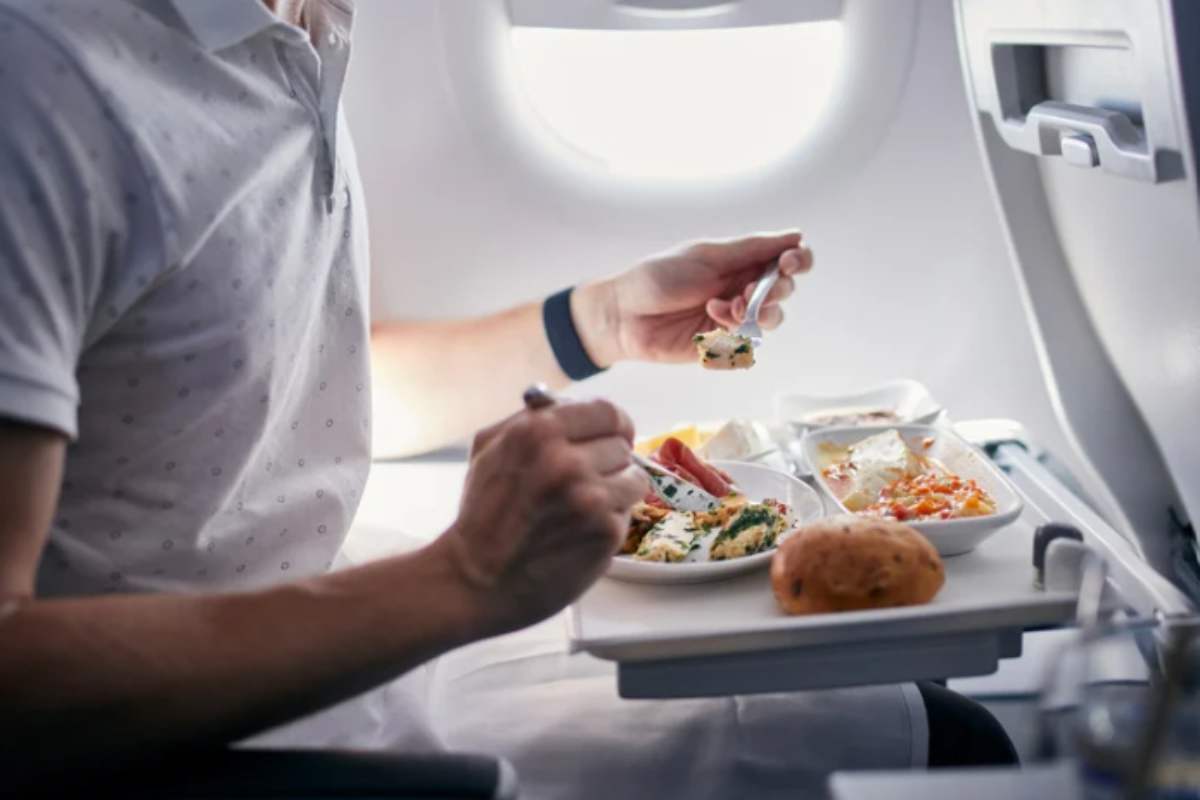 uomo mangia in aereo