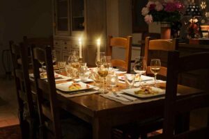 Tavolo di legno imbandito per il pranzo con candele