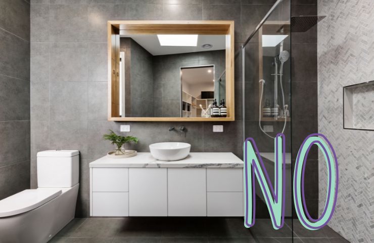 un bagno con le piastrelle e la scritta no