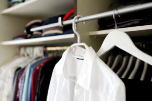 vestiti armadio camicia appesa stampelle