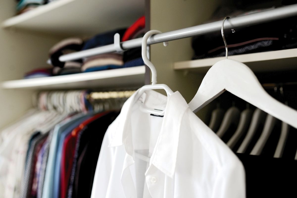 vestiti armadio camicia appesa stampelle
