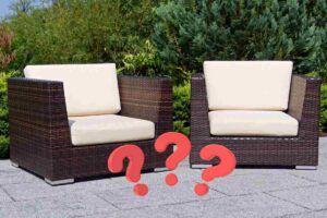 due poltrone in giardino e tre punti interrogativi