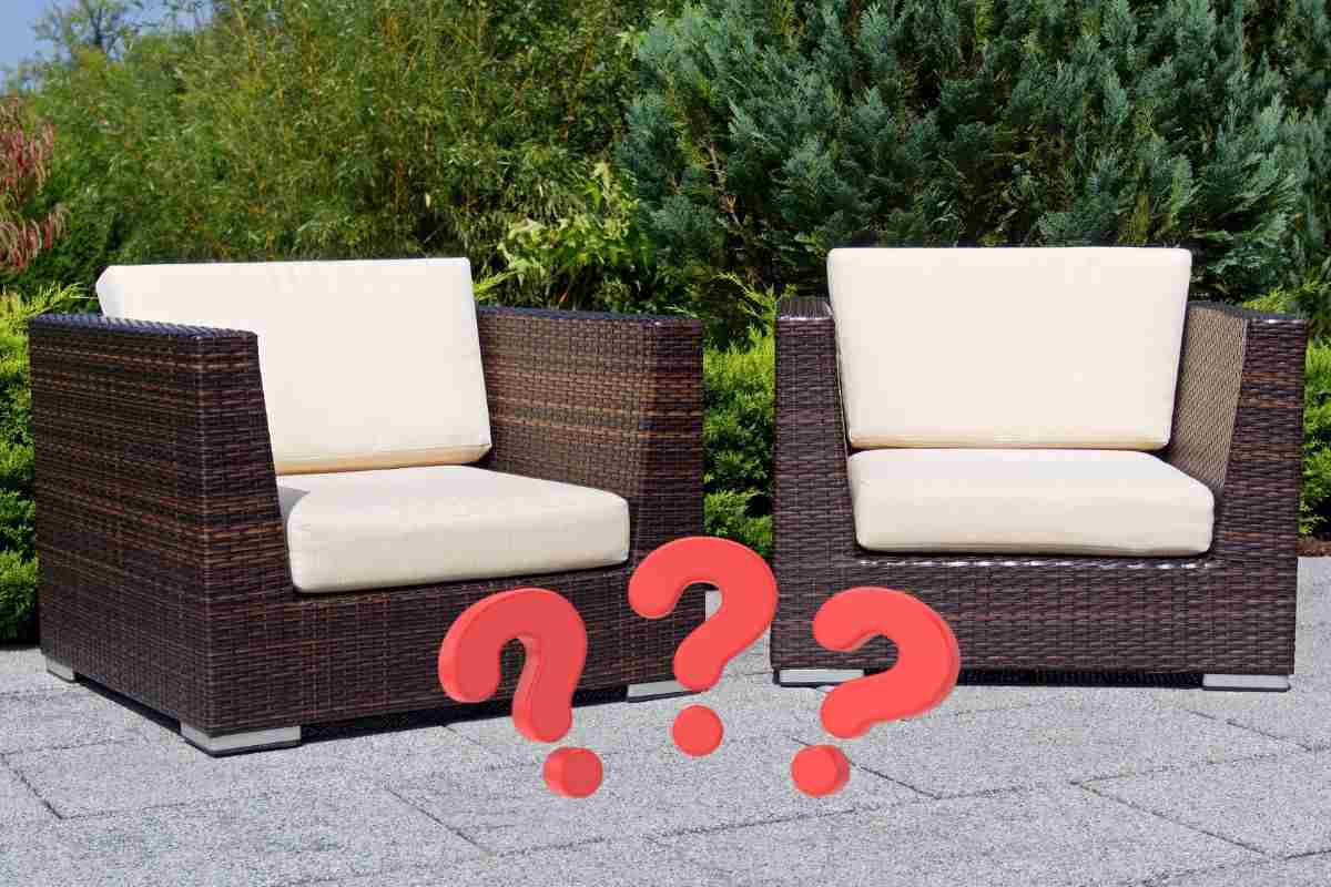 due poltrone in giardino e tre punti interrogativi