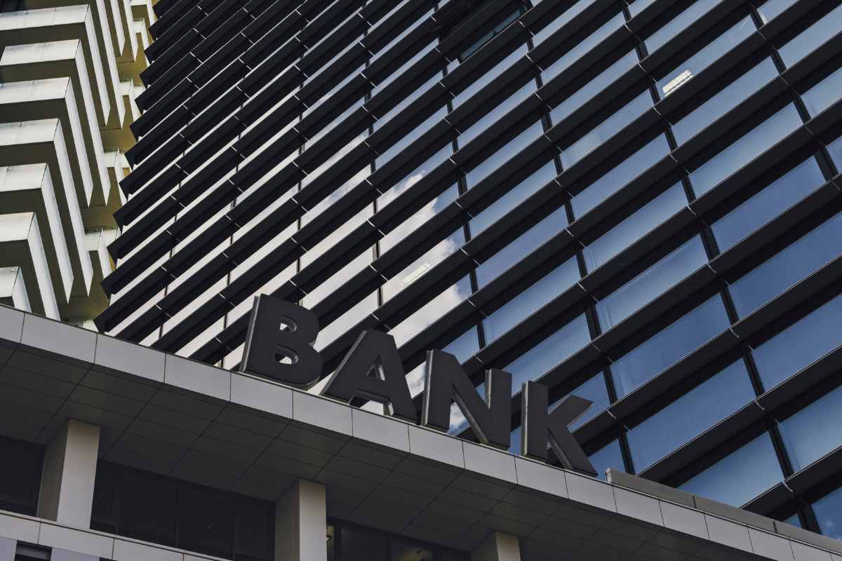 la foto dell'entrata di una banca