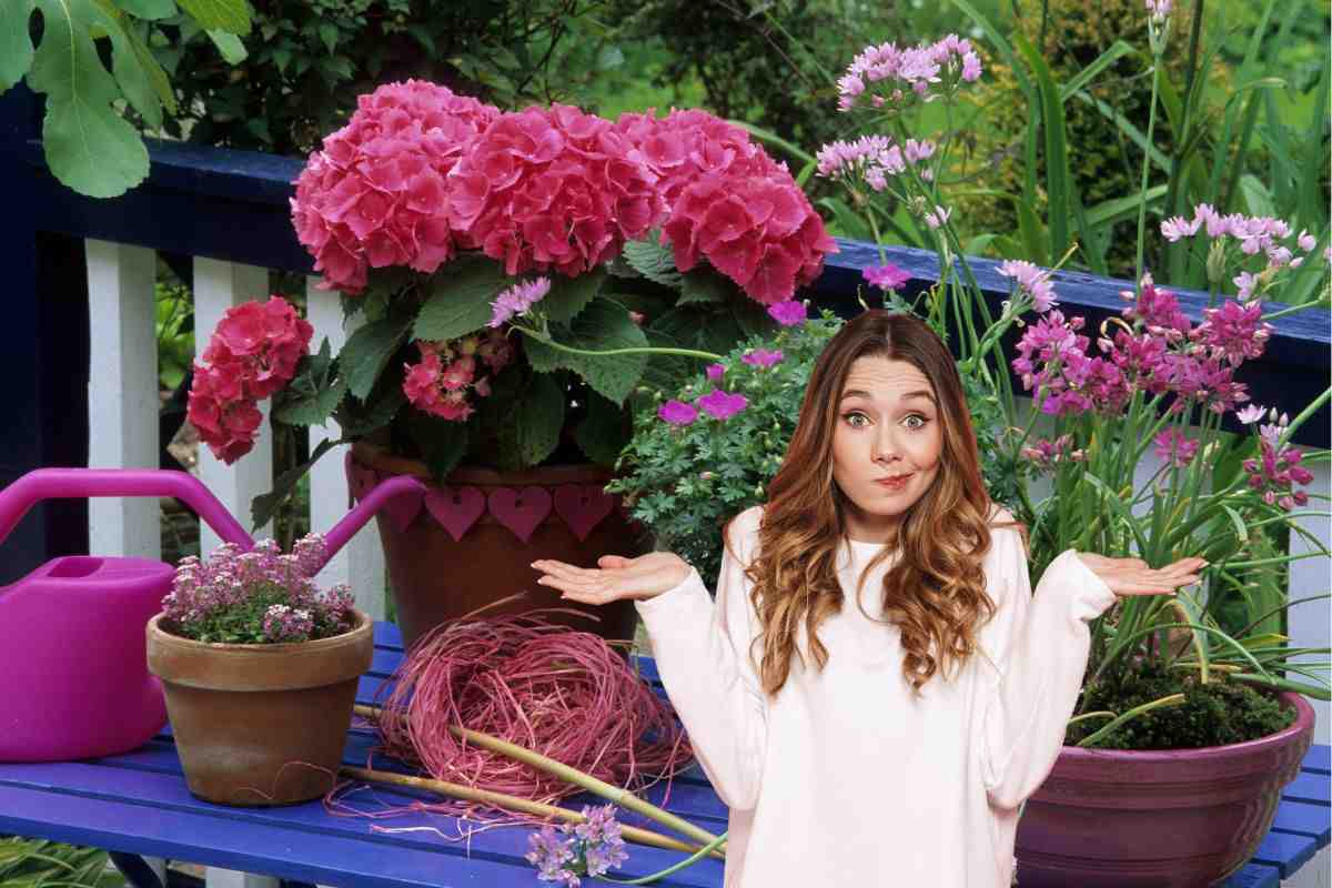 balcone fiorito con una ragazza dubbiosa
