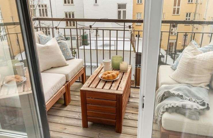 un balcone piccolo con un tavolo e due poltroncine