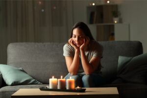 una ragazza sul divano al buio