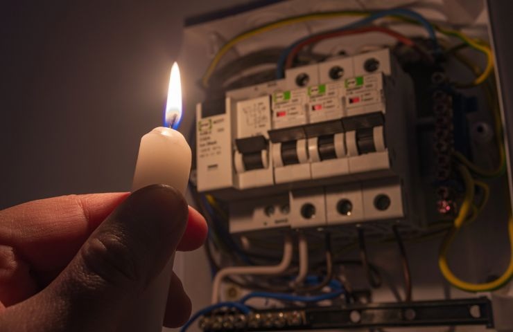 contattore generale e una candela accesa vicina