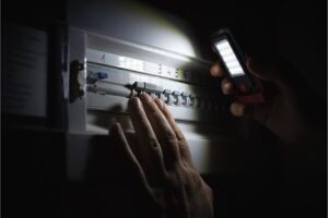Illuminare con torcia del cellulare il contatore della corrente