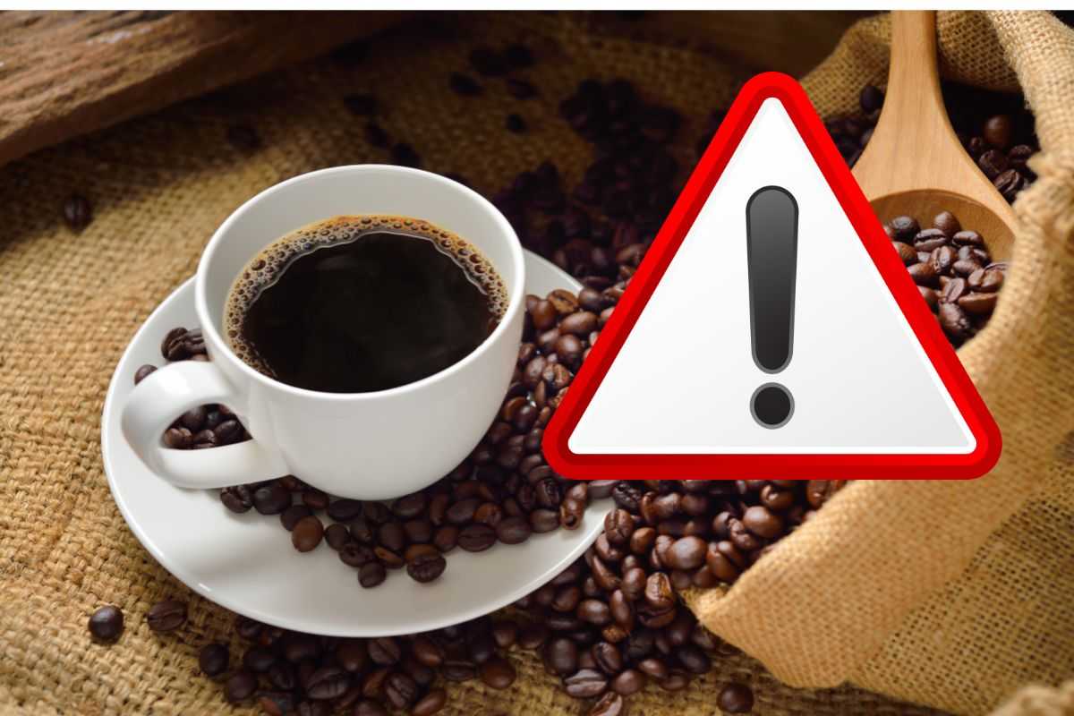 una tazza di caffè e il simbolo attenzione