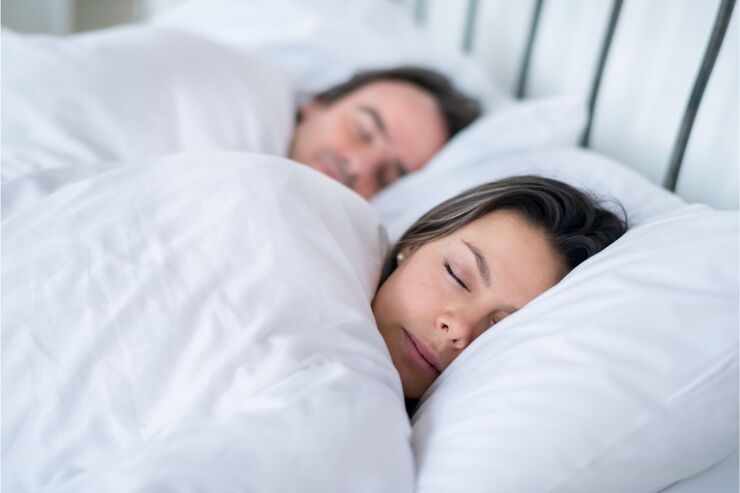 Donna e uomo dormono nel letto