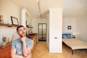 un monolocale e un ragazzo dubbioso