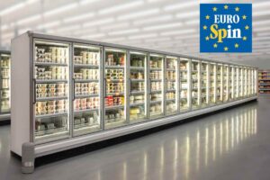 bancone del supermercato con gelati e logo eurospin