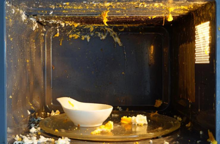 uova esplose dentro al microonde
