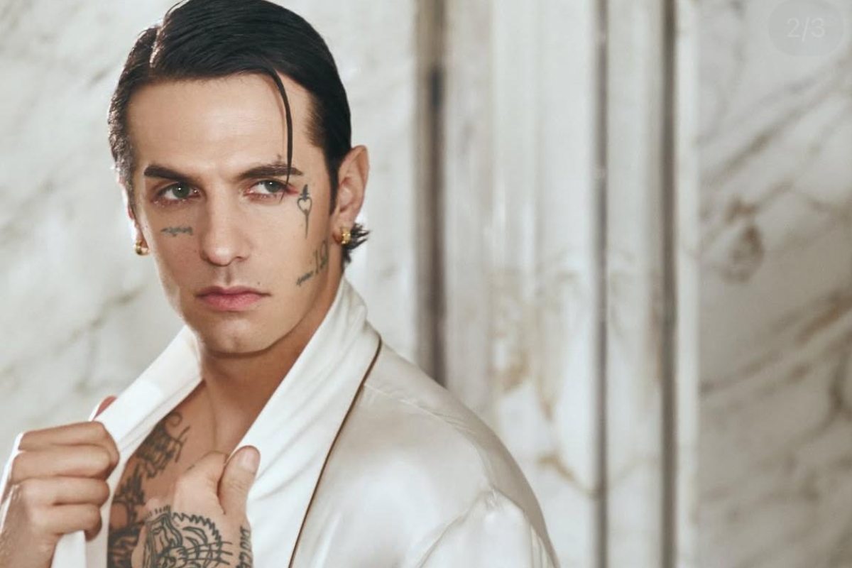 una for in posa di Achille Lauro