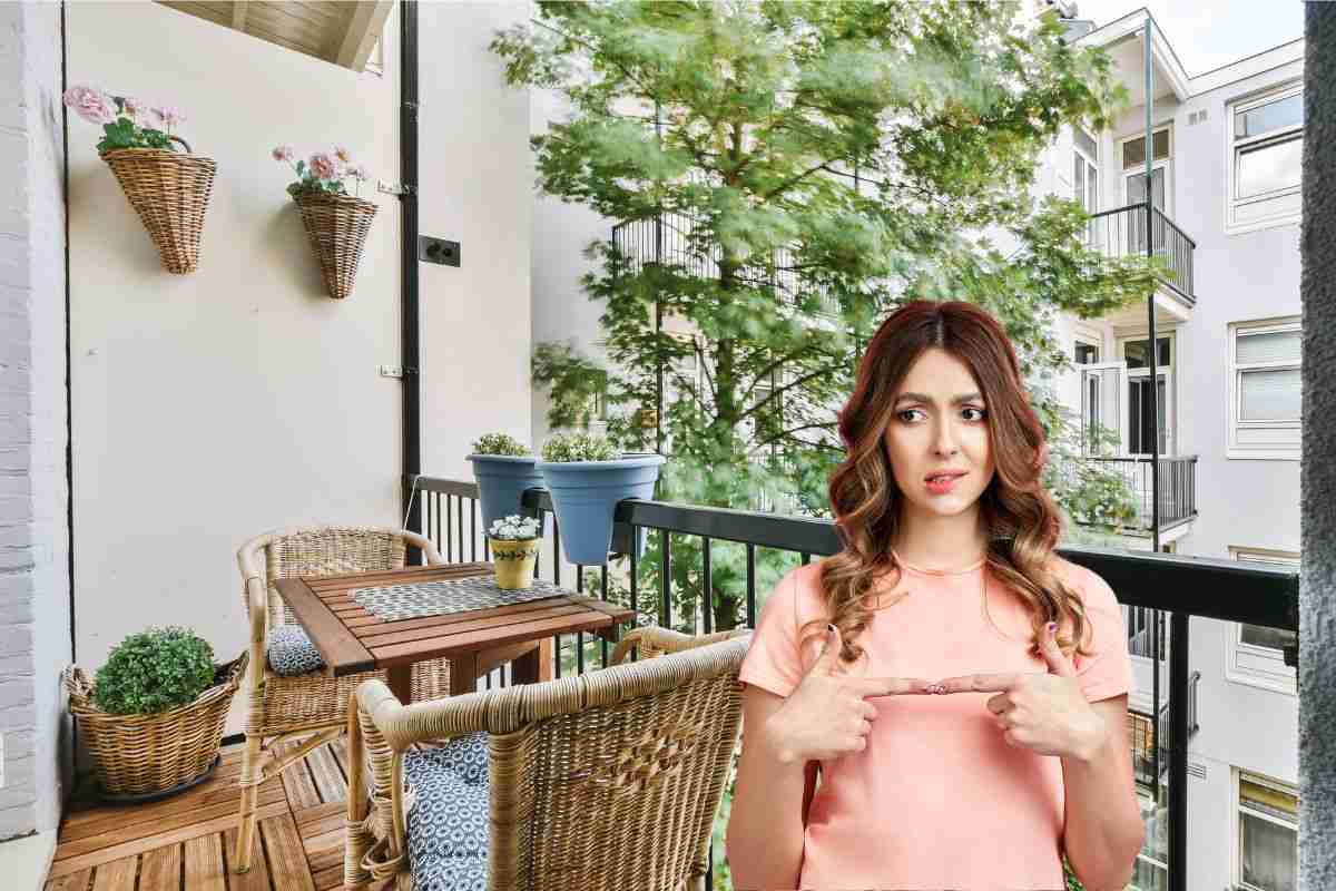 un balcone piccolo e una ragazza dubbiosa
