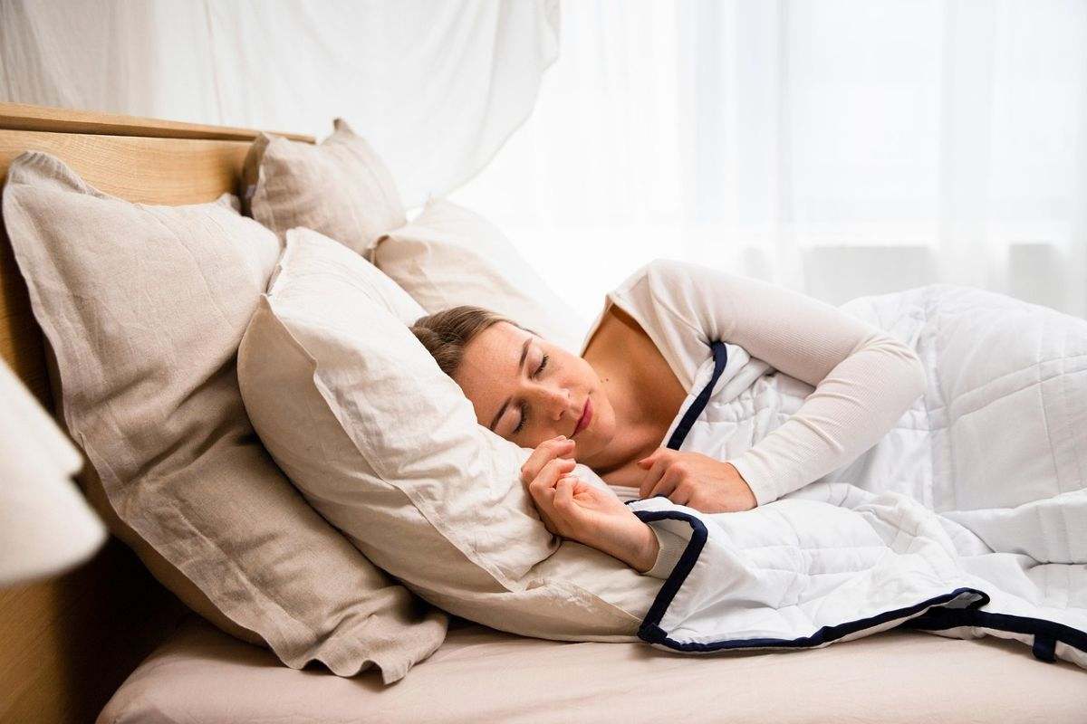 donna dorme cuscini