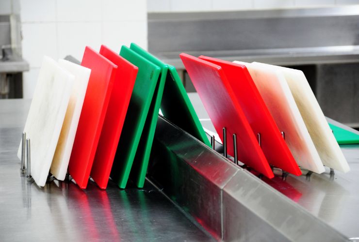 diversi taglieri in plastica su tavolo
