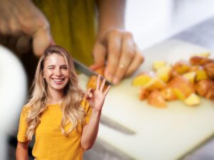donna che usa tagliere di plastica per tagliare e un'altra che fa ok
