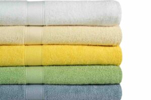 asciugamani piegati colorati