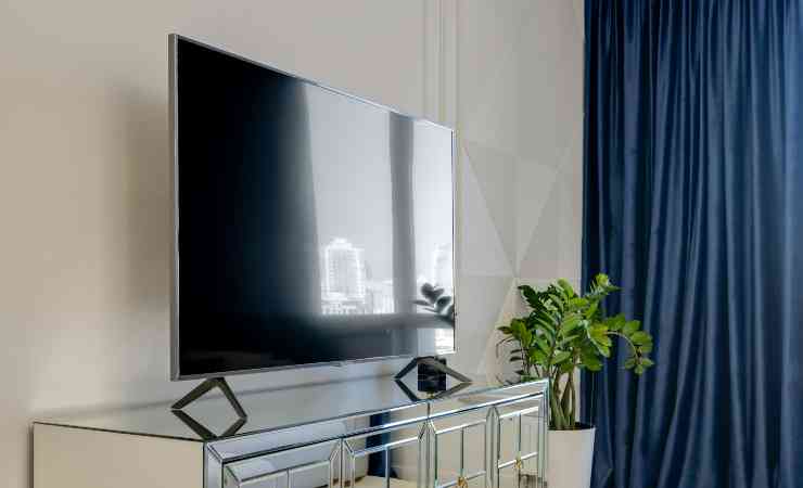 Salotto con televisore moderno in primo piano