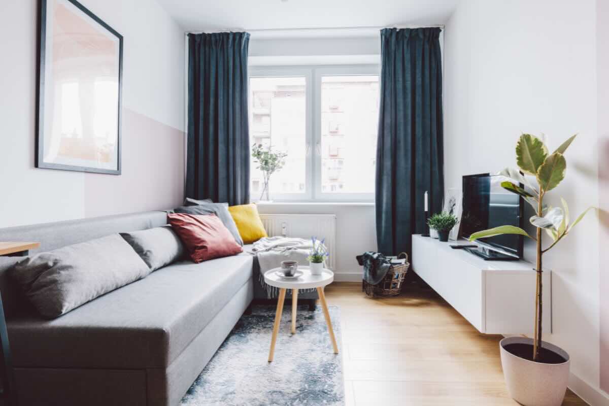 zona living con divano e tende blu