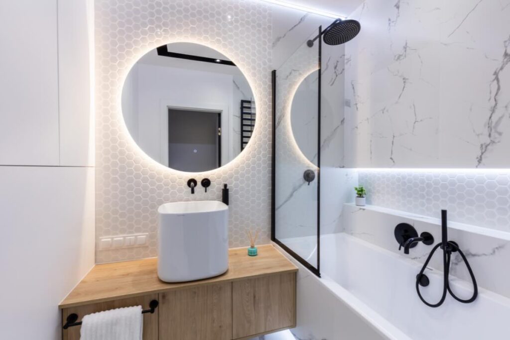 bagno di design bianco con mobile legno