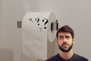 carta igienica ed un ragazzo dubbioso